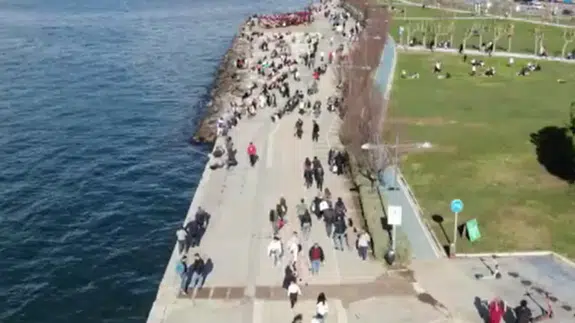 İzmir’de güneşli hava sonrası sahillerde yoğunluk oluştu