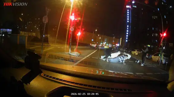 Üsküdar'da bir grup genç, kırmızı ışıkta yolda şınav çekti