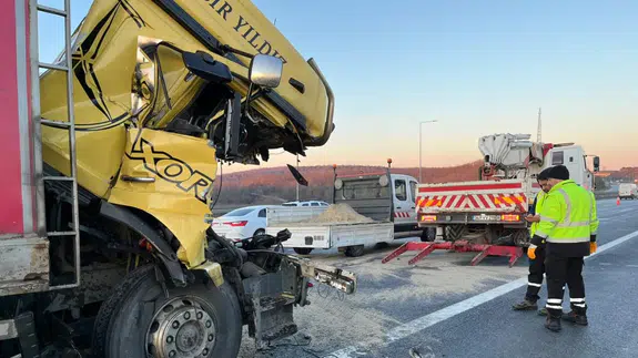 Beykoz Kuzey Marmara Otoyolu'nda kaza! Kamyon tıra çarptı, sürücü yaralandı