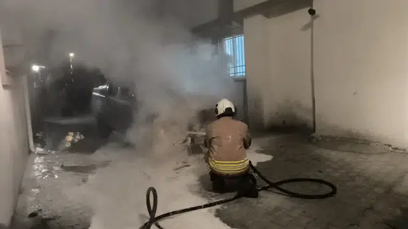 Hatay'da park halindeki otomobilde yangın çıktı