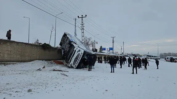 Ağrı'da yolcu otobüsü devrildi: 16 kişi yaralandı