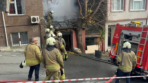 Beyoğlu’nda gecekonduda yangın : 2 kişi dumandan etkilendi