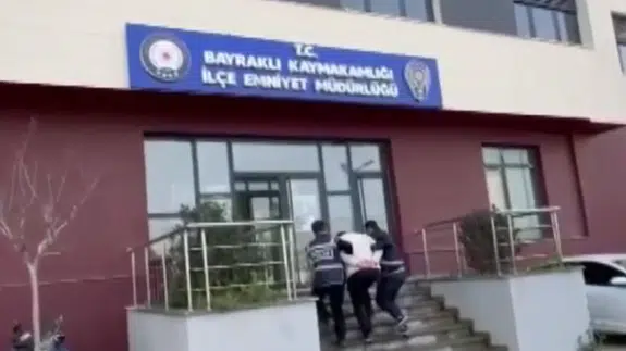 İzmir’de iftar çadırında bıçaklı saldırı : Belediye çalışanını yaralayan şüpheli yakalandı