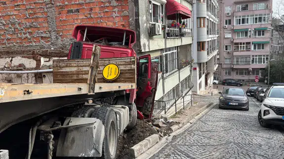 Beşiktaş'ta freni boşalan tır yokuş aşağı kayarak binaya çarptı!
