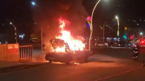 Yozgat'ta seyir halindeki otomobilde yangın çıktı : Araç hurdaya döndü