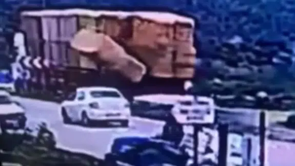 İzmir’de tırdan düşen saman balyalarının altında kalan adam hayatını kaybetti