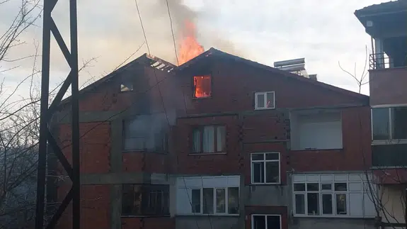 Zonguldak'ta 6 katlı binada yangın paniği