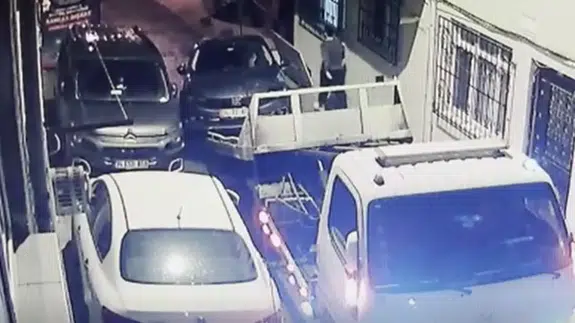 Esenler'de arızalı otomobilin yüklendiği çekicinin yokuştan kayması kameraya yansıdı