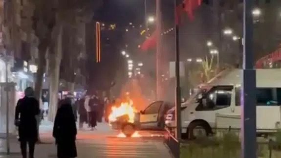 Siirt’te seyir halindeki otomobil alev aldı, vatandaşlar müdahale etti