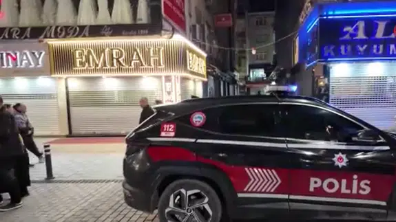 Ümraniye'de kuyumcuda silah kazası : Arkadaşını kasığından vurdu!