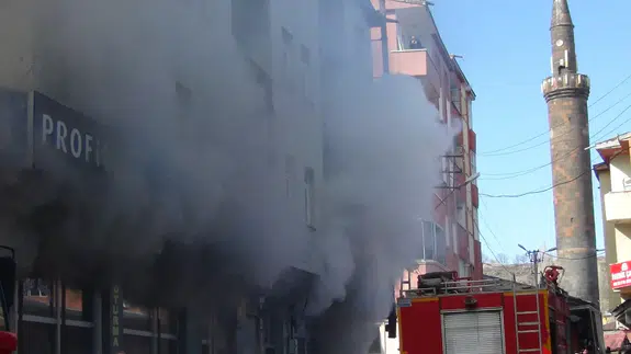 Kars'ta yangın : Mobilya deposu alev alev yandı