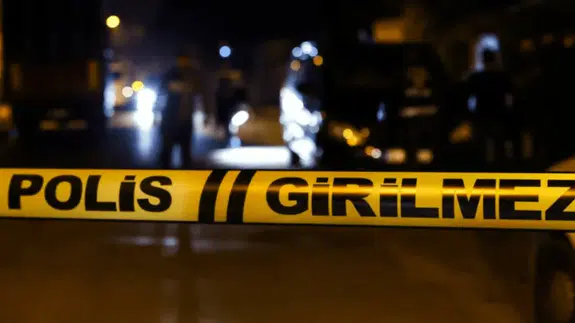 İstanbul Sultangazi'de bir araçtan kaldırımdakilere ateş açıldı