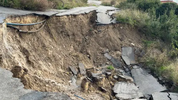 İzmir'in Çeşme ilçesinde heyelan meydana geldi