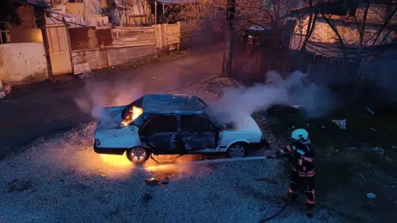 Malatya Yeşilyurt'ta park halindeki otomobil, alev alev yanarak küle döndü