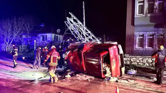 Amasya'da kamyonetin çarptığı direk ikiye bölündü