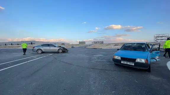 Karaman'da iki otomobil çarpıştı : Sürücüler yaralandı