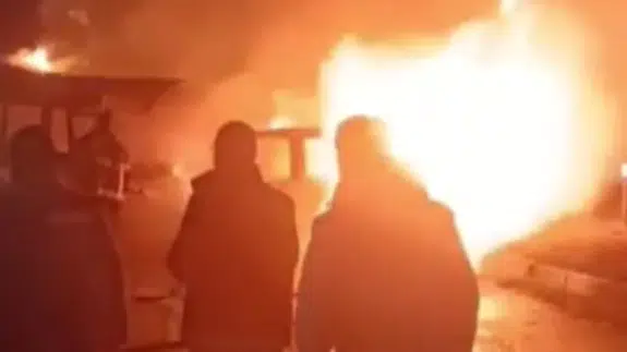 Şanlıurfa'da 2 araç çarpışarak alev aldı : 2 kişi yaralandı