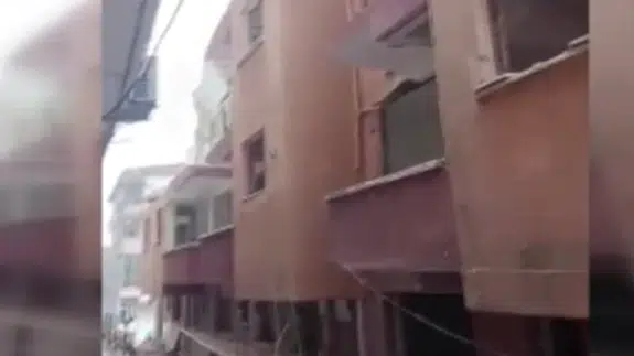 Küçükçekmece’de yıkım faciası : Kentsel dönüşüm binası yan binanın üzerine devrildi