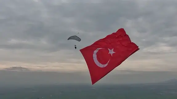 Gökyüzünde Türkiye rekoru : Özel Kuvvetler personeli 661 metrekarelik Türk bayrağıyla atladı
