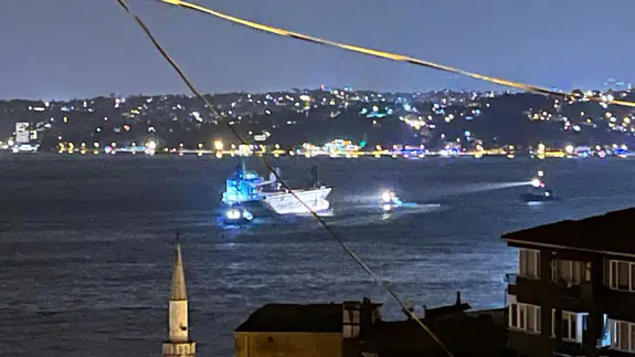 Sarıyer açıklarında karaya oturan gemi bu kez fırtınaya yakalandı