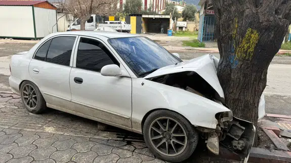 Hatay'da kaza : 17 yaşındaki sürücü ağaca çarptı
