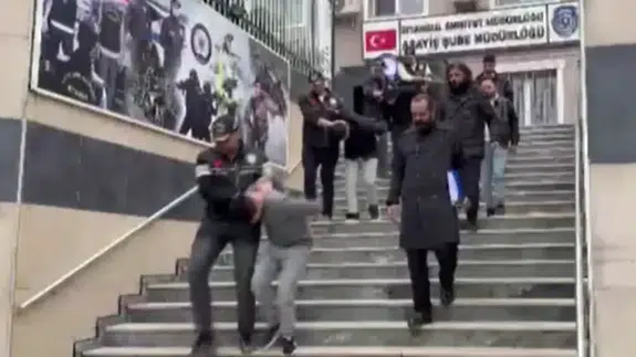 Şişli’de plazaya silahlı saldırı yapan 5 şüpheli yakalandı ve tutuklandı