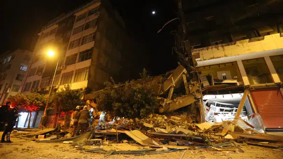 İskenderun'da kontrollü yıkımına başlanan hasarlı bina çöktü: Anne ve kızın kaçışı kamerada