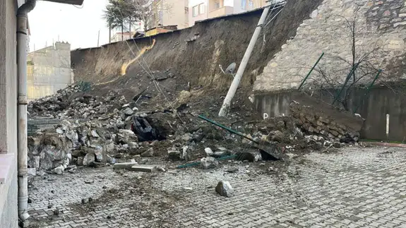 Kastamonu'da istinat duvarı çöktü : 7 araçta hasar oluştu