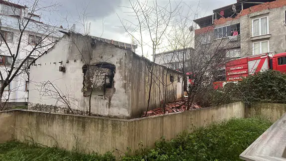Gebze’de metruk evde yangın paniği : Bina kullanılamaz hale geldi