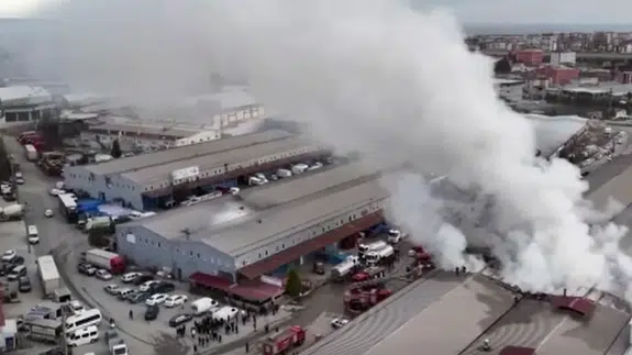 Ordu Altınordu'da markete ait depoda yangın çıktı