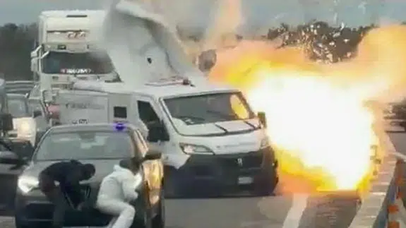 Otoyolda film sahnelerini aratmayan soygun : Para nakil aracına çeteler dadandı