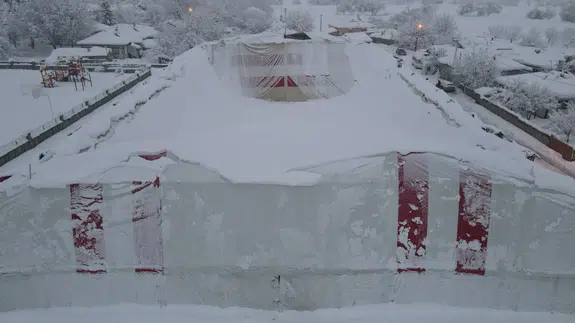 Erzincan'da kar yağışı nedeniyle halı sahanın çatısı çöktü