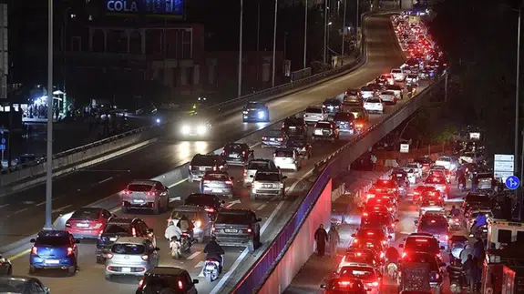 Lübnan'da göç dalgası başladı : Yollar kitlendi , akaryakıt kuyrukları uzadı