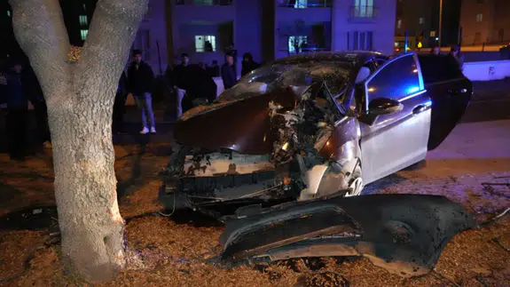 Kırıkkale'de otomobil ağaca çarptı : Yaralılar var