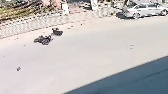 Manisa’da U dönüşü yapan otomobil motosiklete çarptı : Sürücü park halindeki aracın altına sürüklendi