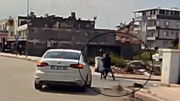 Hatay’da kaldırımda yürüyen kadının boynundaki kolyeyi çalarak kaçtı