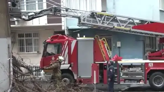 Bağcılar'da binanın çatısı çöktü : 2 araç hasar aldı