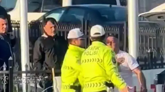 Sakarya’da trafik uygulamasında skandal görüntüler : Motosikleti yere fırlatıp polise küfürler yağdırdı