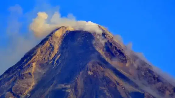 Filipinler'de Mayon Yanardağı alarmı : 24 saatte 173 deprem ve piroklastik akıntı