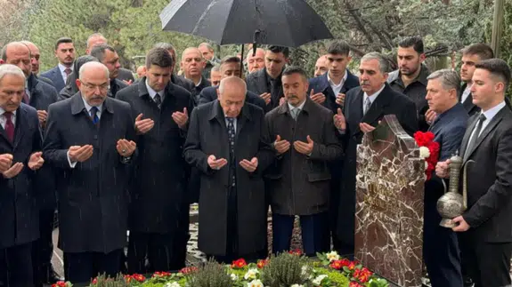 Bahçeli, Alparslan Türkeş'in kabrini ziyaret etti