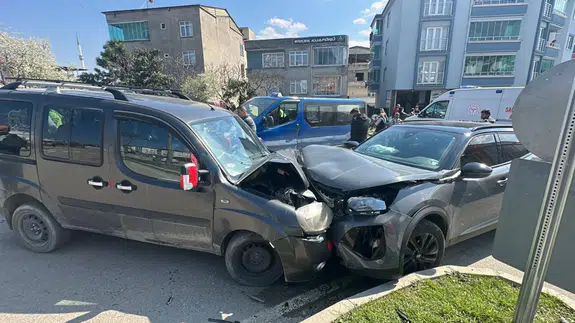 Samsun'da korkutan kaza : SUV ile hafif ticari araç kafa kafaya çarpıştı, 4 yaralı