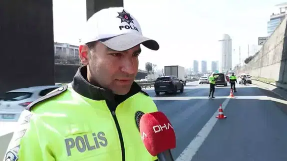 Bağcılar'da boğazına şeker kaçan sürücüyü trafik polisi Heimlich manevrasıyla kurtardı