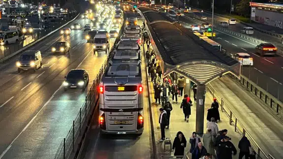 Bahçelievler'de yola düşen kadının ayağının üzerinden metrobüs geçti
