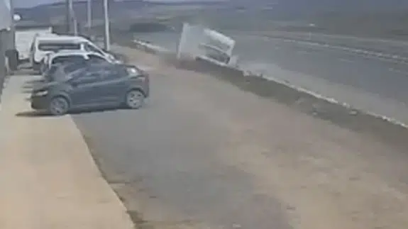 Çatalca’da kamyon refüje çarptı : Kaza güvenlik kamerasına yansıdı