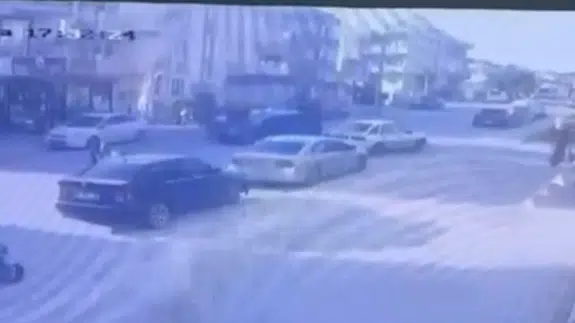 Antalya'da otomobille çarpışan motosikletteki 2 kişi metrelerce savruldu : 3 yaralı