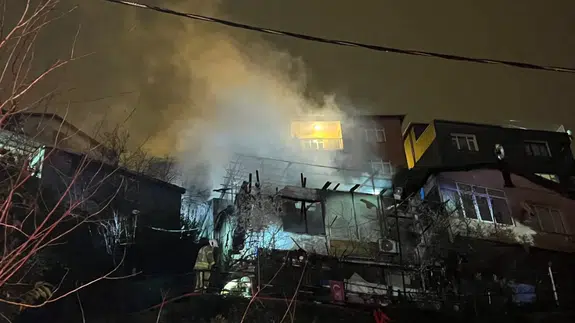 Sarıyer'de iki gecekondu alevlere teslim oldu