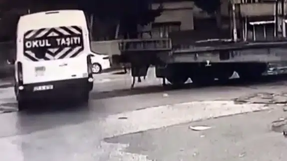 Gaziantep'te hemzemin geçitte kaza : Öğrenci servisine tren çarptı