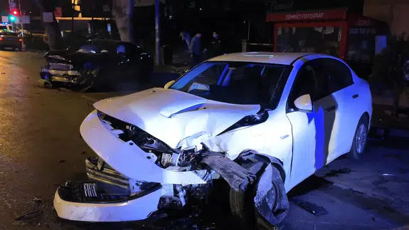 İstanbul Caddebostan'da kaza : 2 araç hurdaya döndü