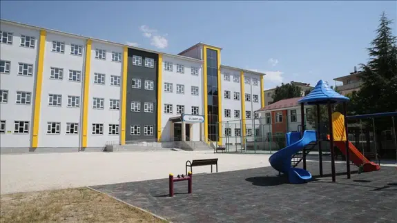 Gözüne cisim gelen öğrencinin velisi diğer çocuğu darbetti !