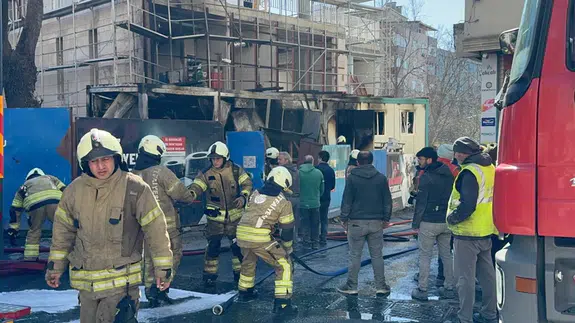 Esenler’de inşaat şantiyesinde yangın : İşçi konteyneri küle döndü